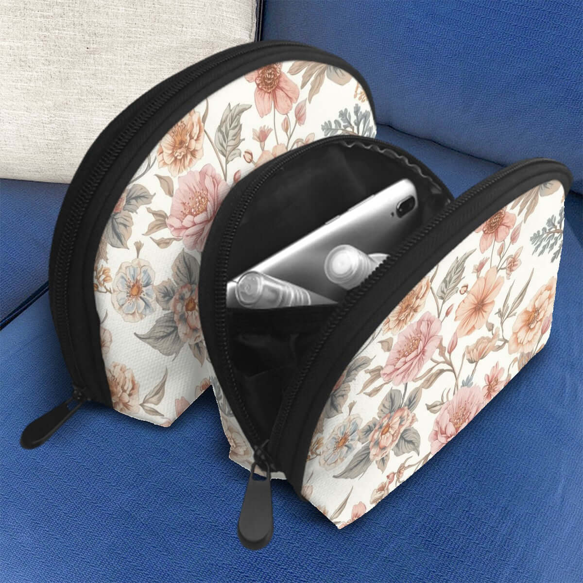 Blumiges Aufbewahrungsbeutel-Set (2 Stück) aus Polyester mit Reißverschluss, zeigt große und kleine Tasche auf blauer Couch