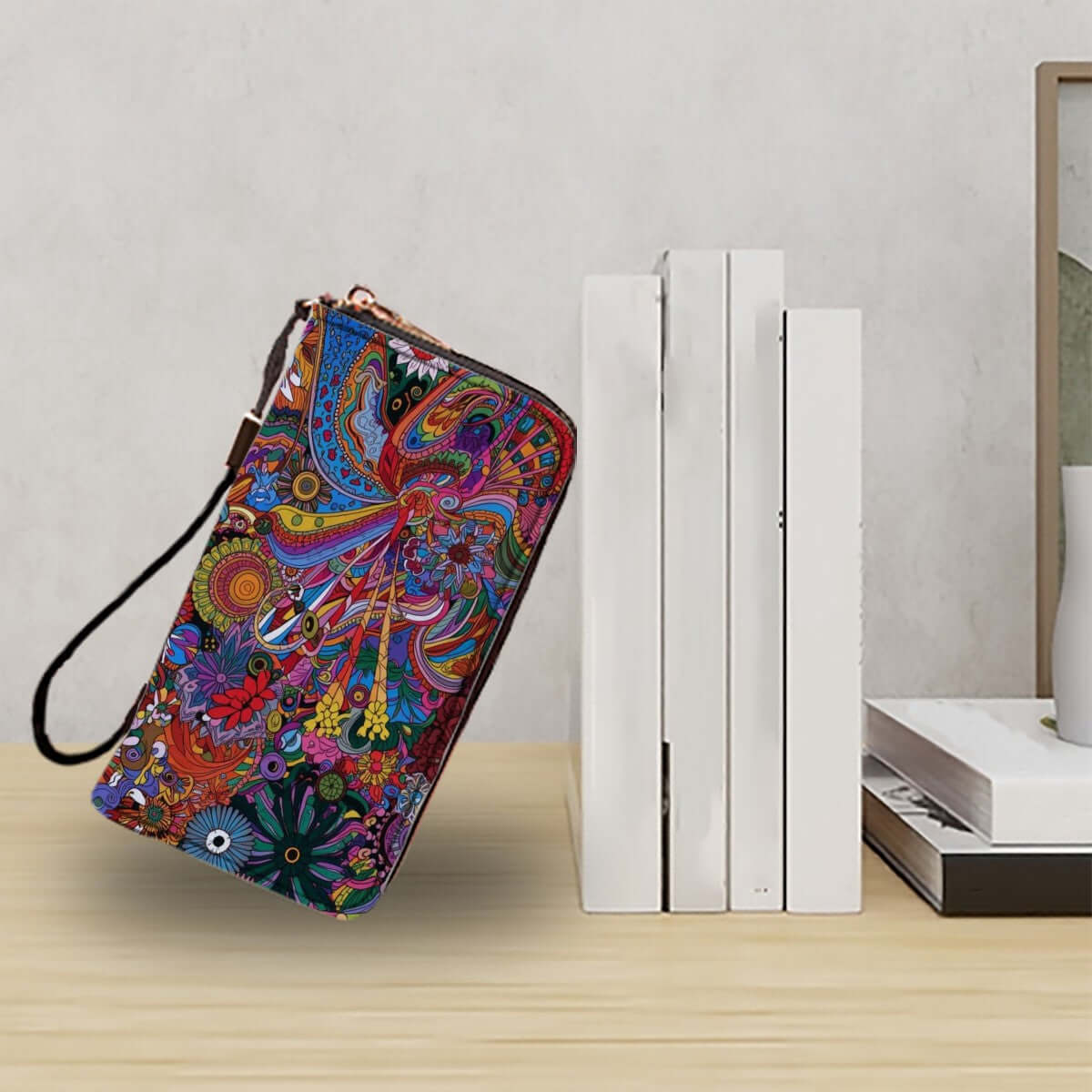 Clutch-Geldbörse für Damen aus PU, 4,1"x7,9", mit buntem Muster und UV-Druckdesign, auf einem Tisch neben Bücher gestützt.