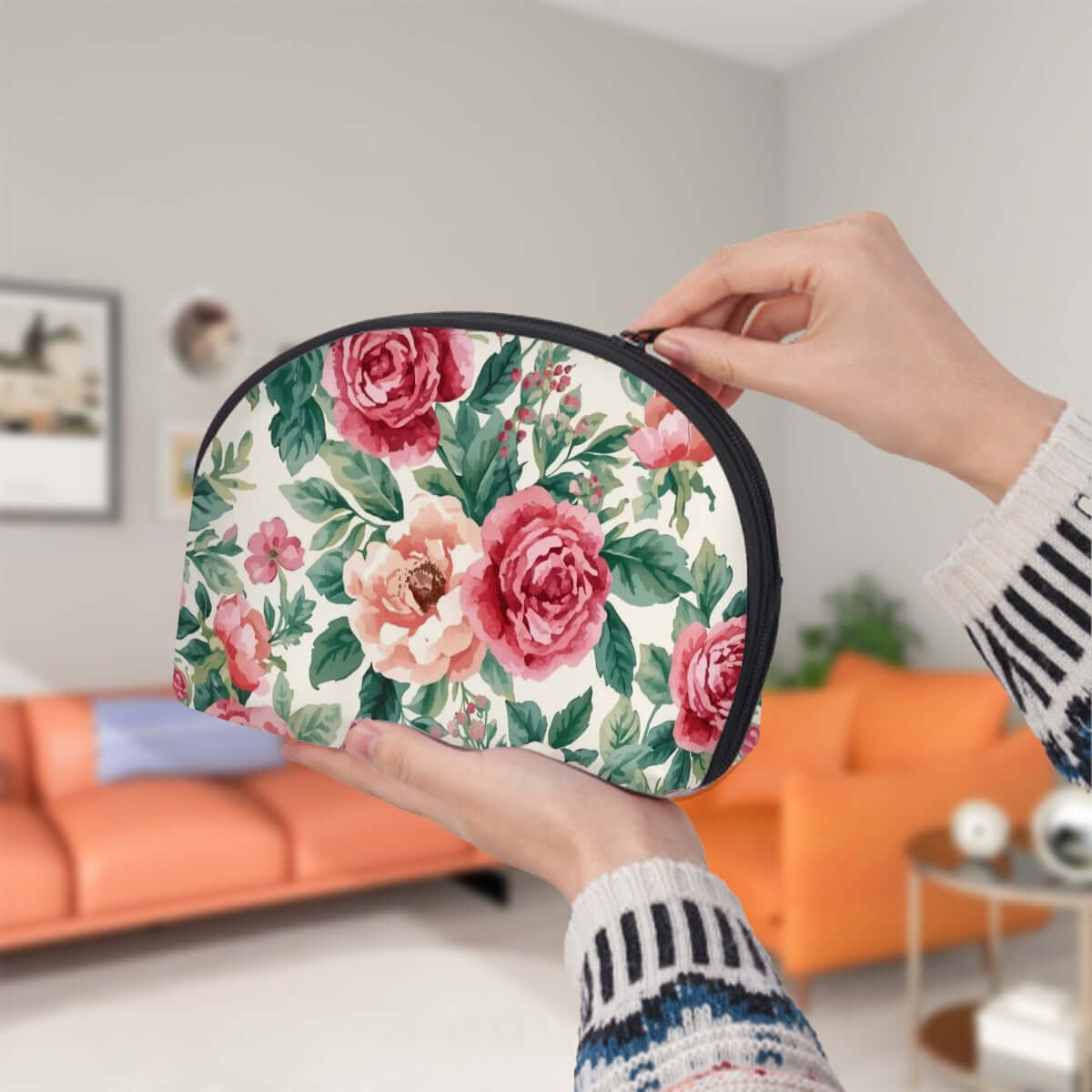 Aufbewahrungsbeutel-Set (2 Stück) mit floralem Design, in Hand gehalten, zeigt große Aufbewahrungstasche aus Polyester im Wohnzimmer.