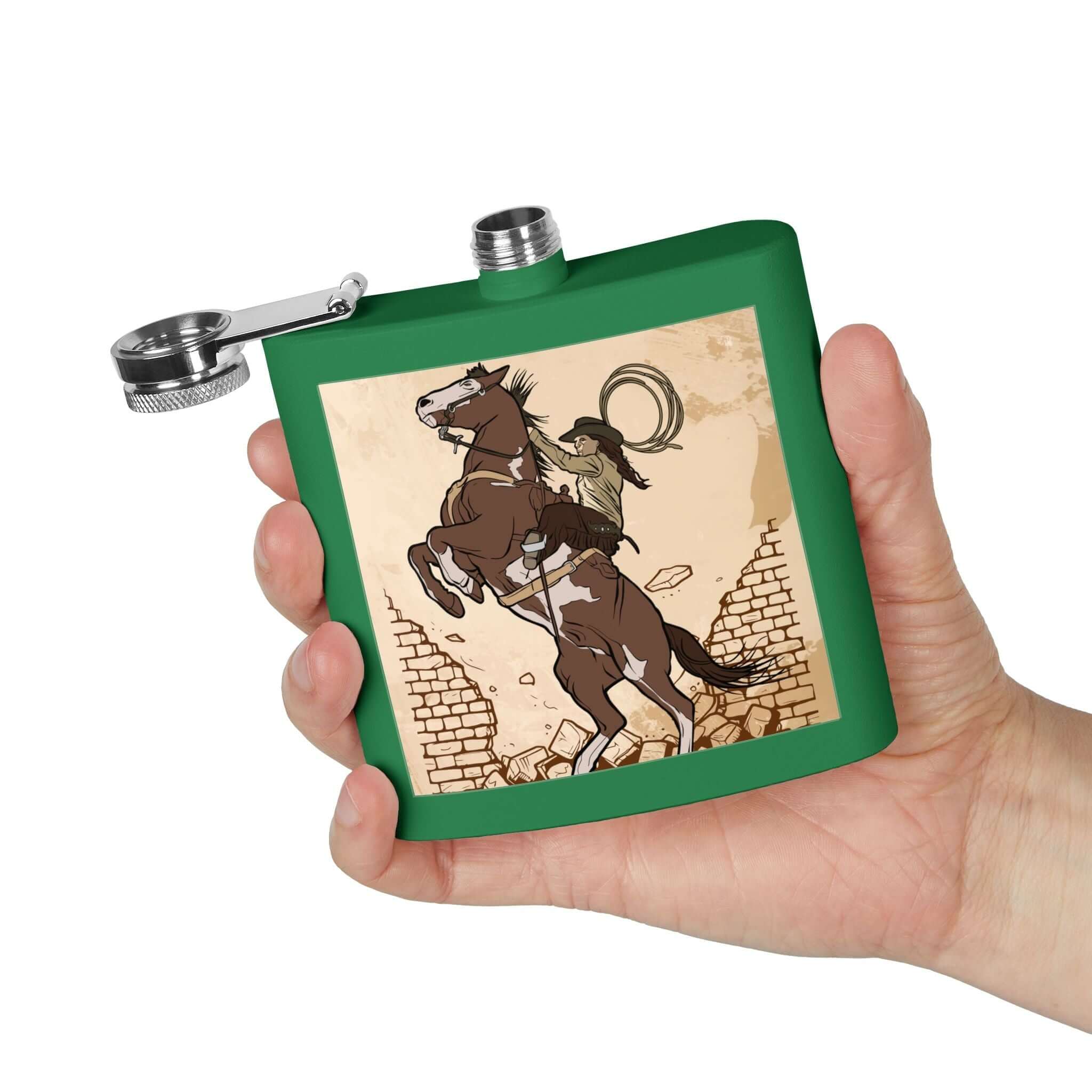 Edelstahl-Flachmann mit Cowboy-Motiv in einer Hand gehalten, mit grüner Pulverbeschichtung und Cowboy-Design, 6 Unzen, langlebig und stilvoll.