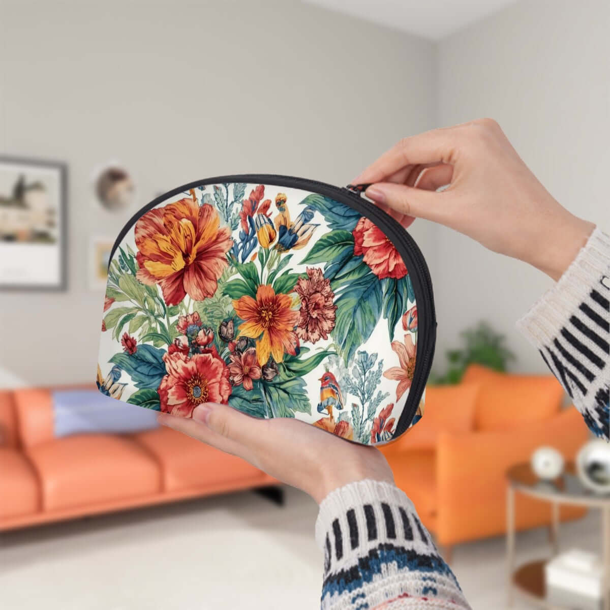 Person holding floral designed Aufbewahrungsbeutel-Set (2 Stück) aus Polyester in Wohnzimmer