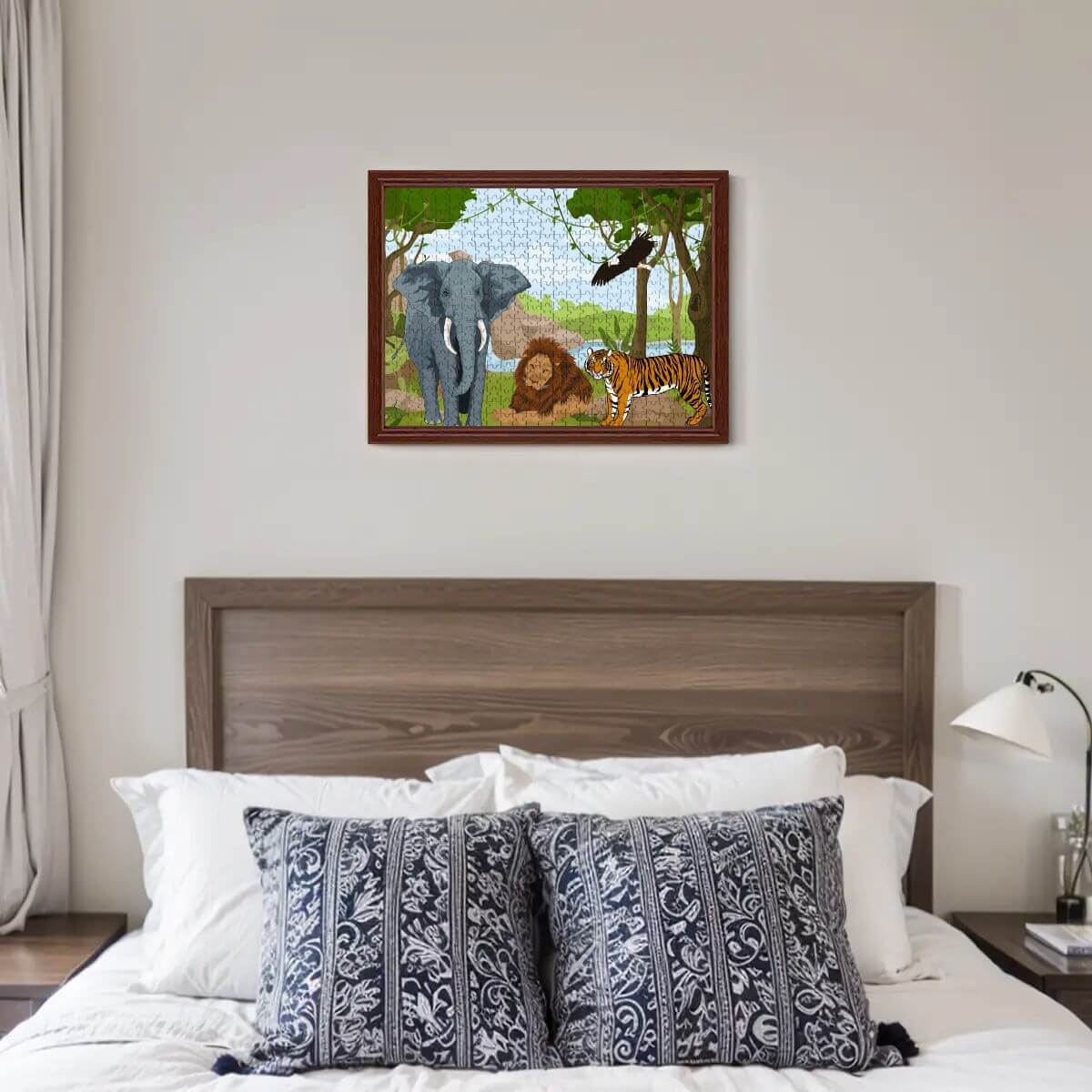 500-teiliges Holzpuzzle (horizontal) mit Elefant, Löwe und Tiger im Wohnzimmer über dem Bett.