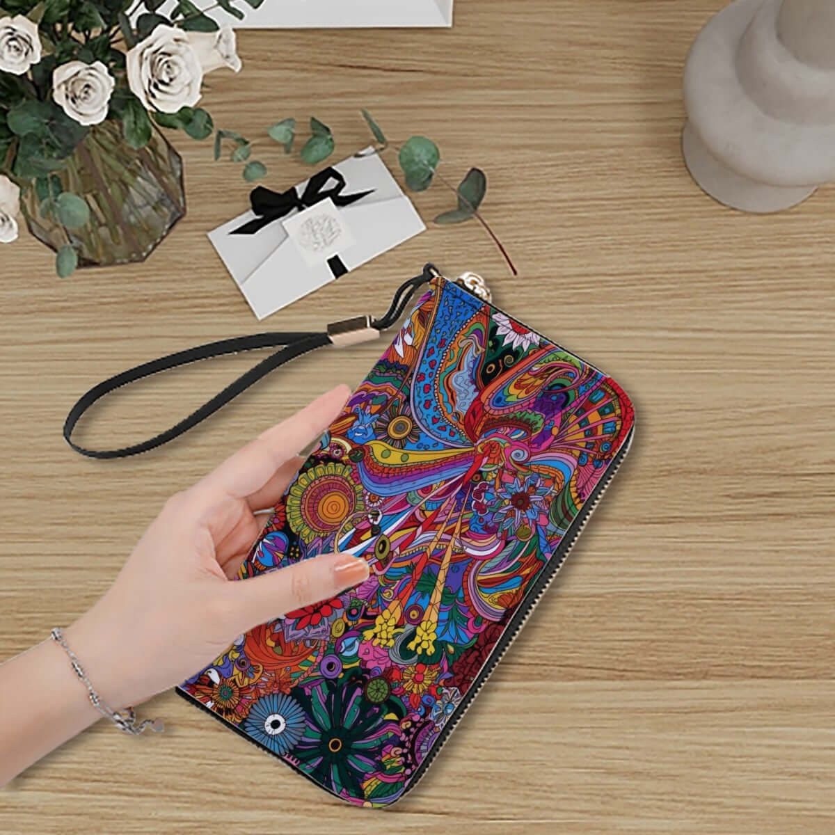 Doppelseitig bedruckte Clutch-Geldbörse für Damen aus PU mit farbenfrohem Design, handgehalten über einem Holztisch.