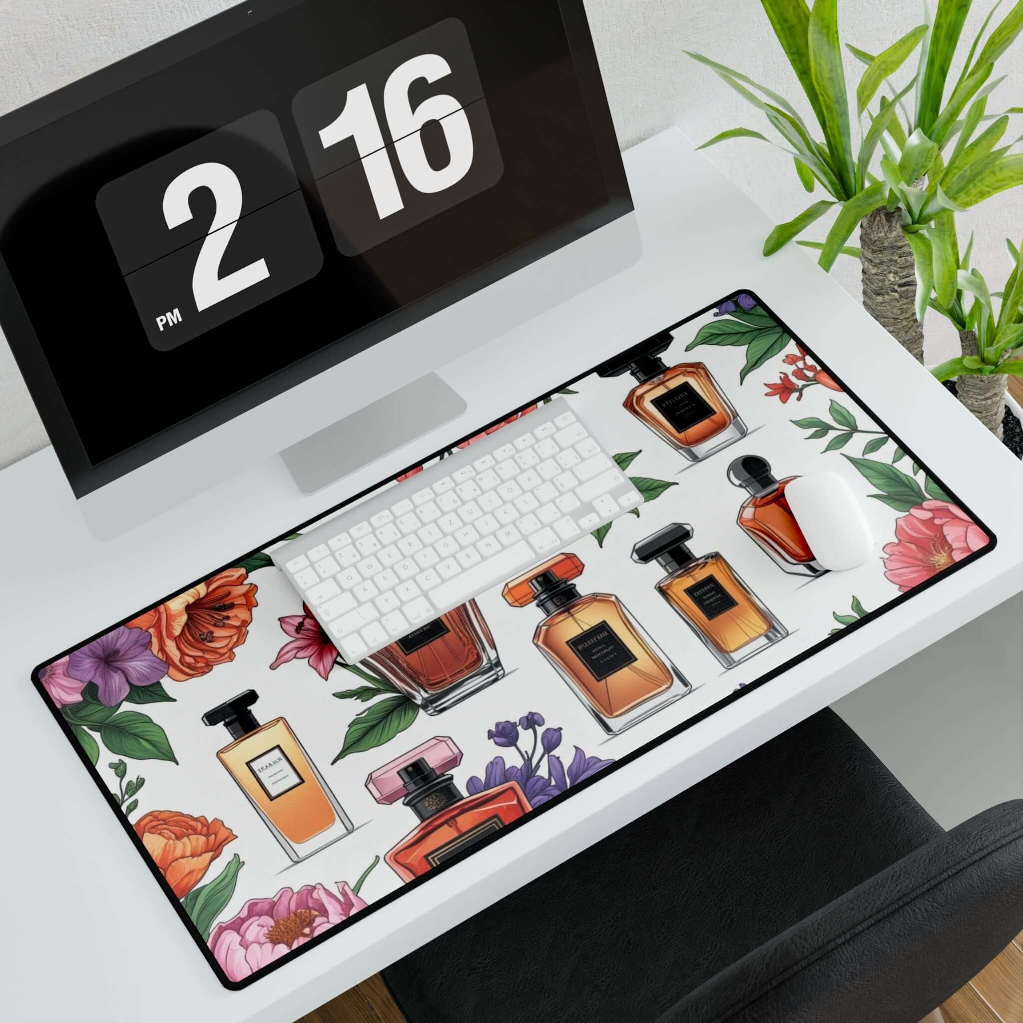 Florale Parfüm Schreibtischmatte Elegantes Bürodekor auf weißem Schreibtisch, umgeben von Pflanzen, zeigt farbenfrohe Flaschenmuster.