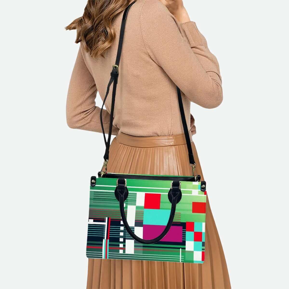 Handtaschen in verschiedene Design: Frau mit bunter, stilvoller Handtasche in elegantem Outfit, Details für Bauch- Hüfttaschen sehen