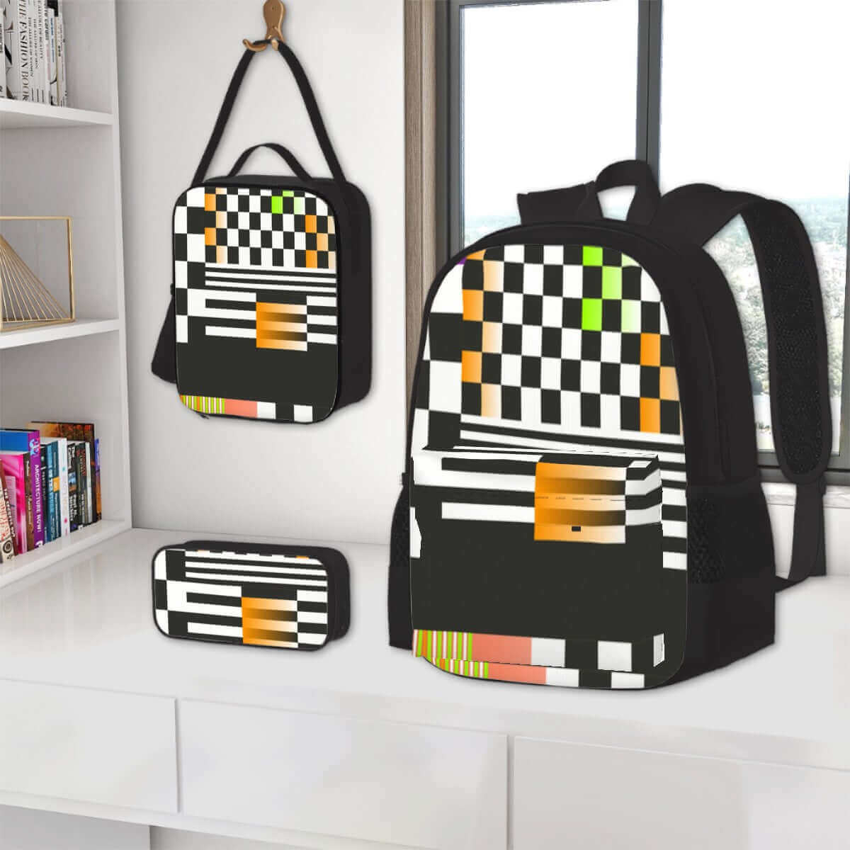Rucksäcke in verschiedene Design mit modernem geometrischen Muster, bestehend aus Rucksack, Tasche und Stifteetui in Schwarz und Farben