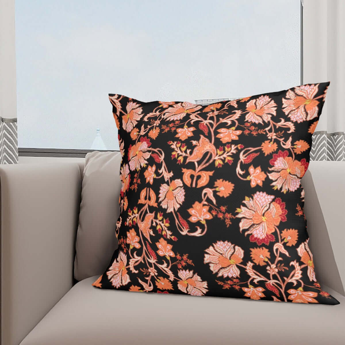 Kissenbezüge Bezüge - Eleganz für dein Zuhause: Schwarzer Kissenbezug mit floralen Muster auf Sofa.