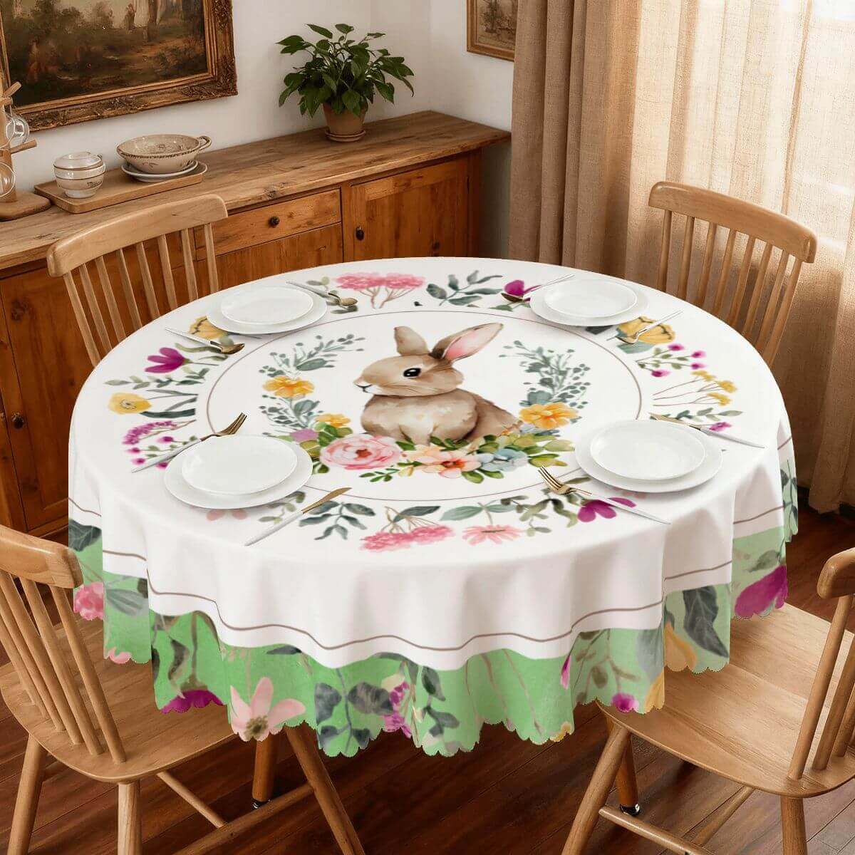 Runde Tischwäsche verschiedene Arten mit Häschenmotiv, umgeben von floralen Mustern, auf einem gedeckten Holztisch arrangiert.