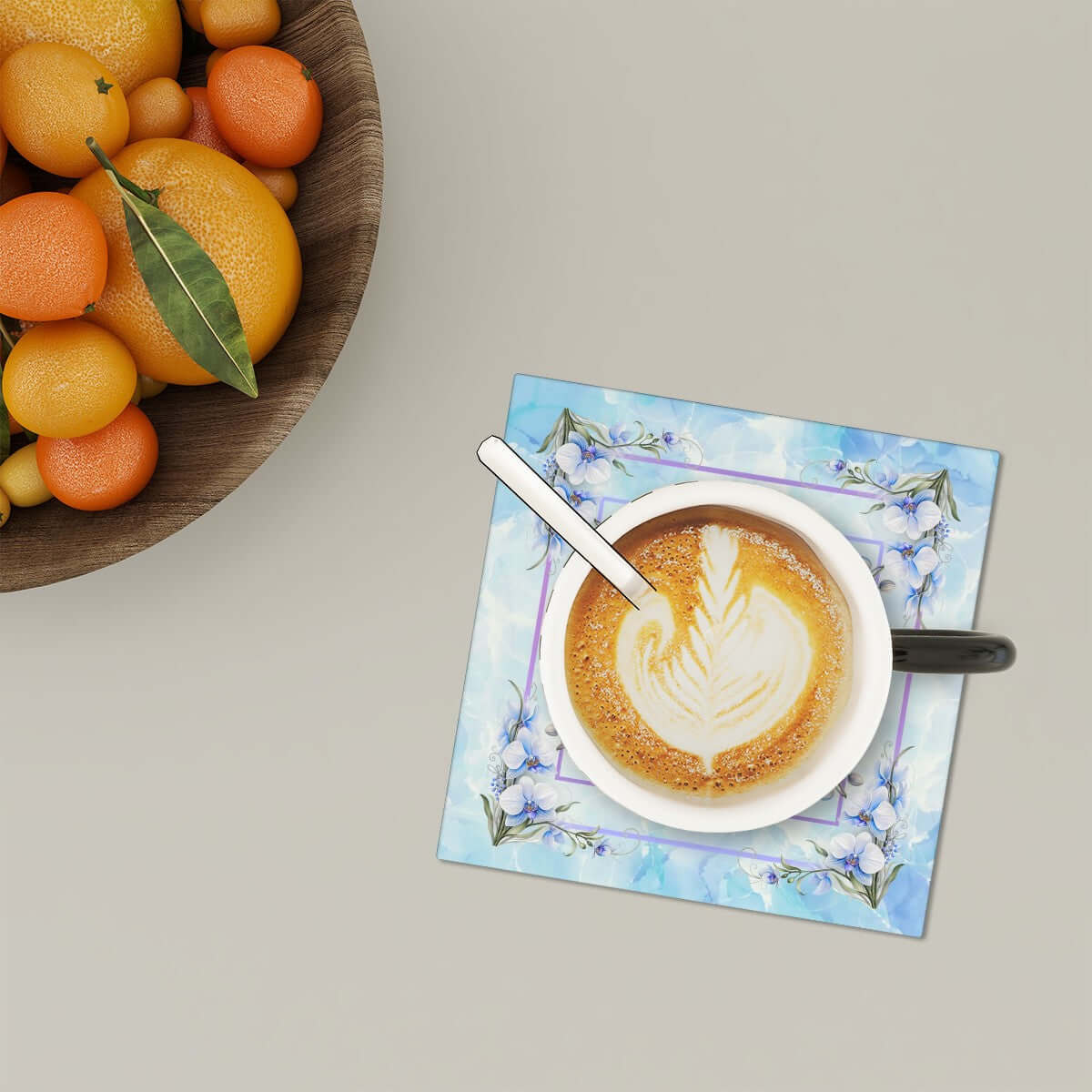 Quadratische Keramikuntersetzer mit Cappuccino-Tasse, Blumenmuster, auf einem Tisch, 6er Set.