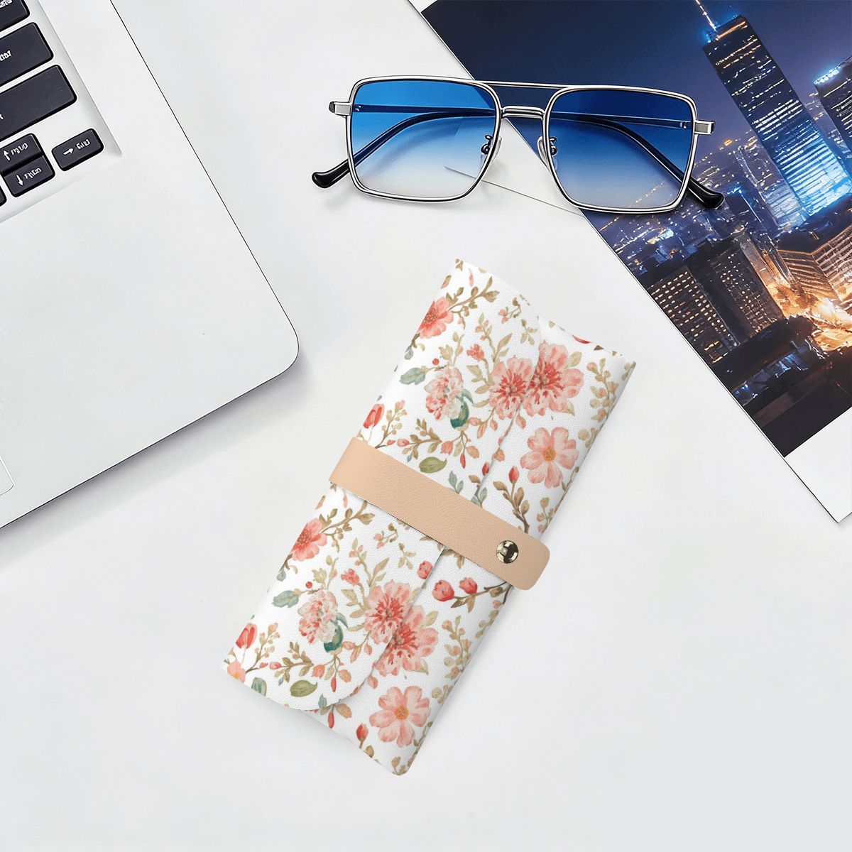 Brillenetui aus PU-Leder mit floralem Design neben Laptop und Brille, ideal für kratzfreien Schutz und Aufbewahrung.