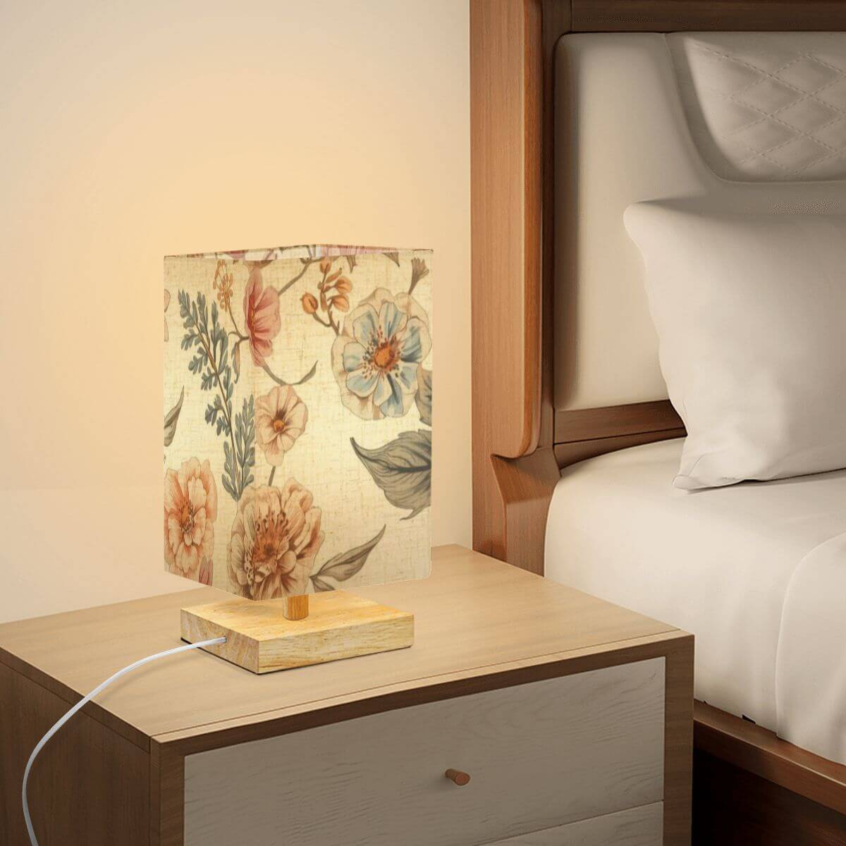 Quadratische Tischlampe mit Leinen-Blumenschirm auf Holzsockel, 5,5"x5,5"x11,0", für eine gemütliche Schlafzimmeratmosphäre.