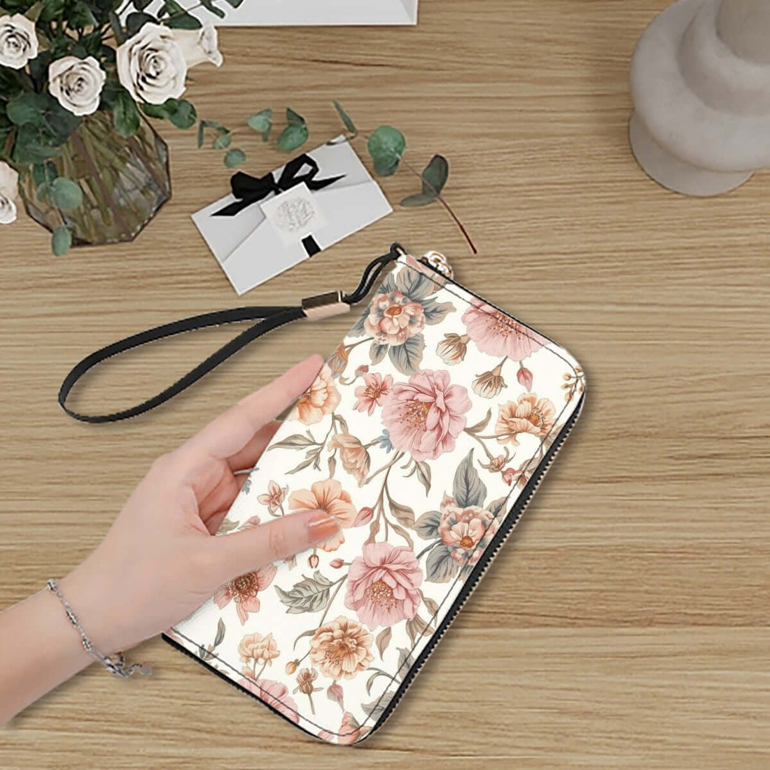 Modische Clutch-Geldbörse für Damen aus hochwertigem PU mit floralem Druck, ideal für Karten und Bargeld, auf Holztisch liegend.