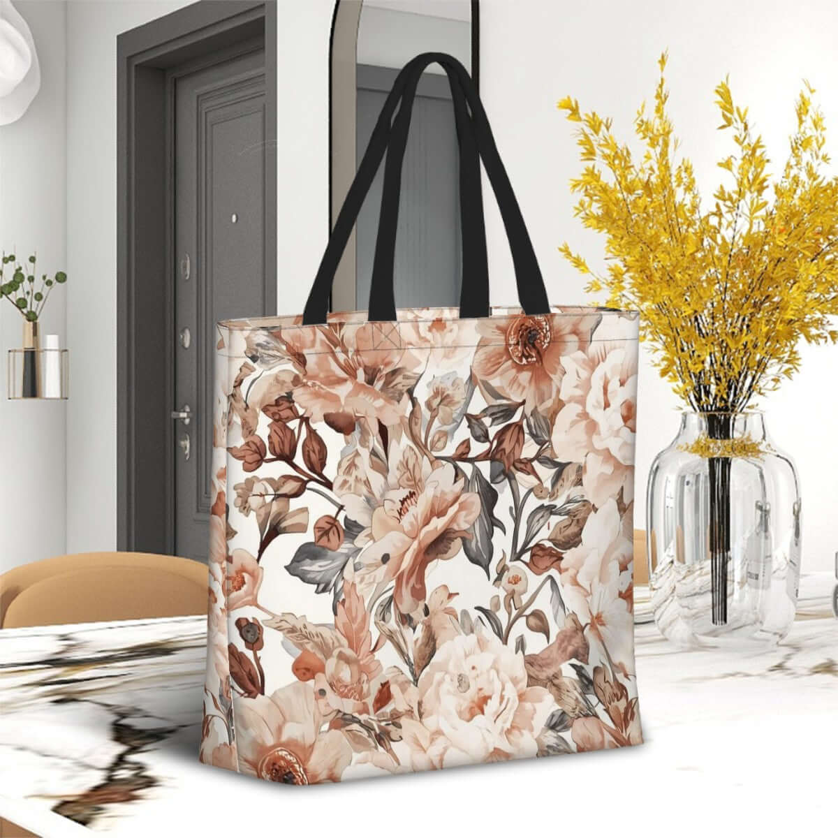 Große Tragetasche mit floralem Design in einem modernen Wohnzimmer, Material: 100 % Polyester, Größe: 19,6"x15,7"x5,9".
