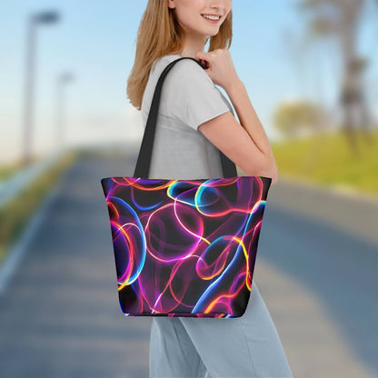 Frau mit bunter Schultertasche zum Einkaufen aus Polyester, Größe 11"x7"x13", im Freien.