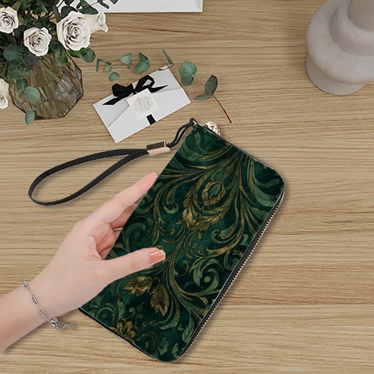 Clutch-Geldbörse für Damen mit floralem Muster auf Holztisch, enthält großes Aufbewahrungspotential, Teil des 2 Stück Aufbewahrungsbeutel-Set.