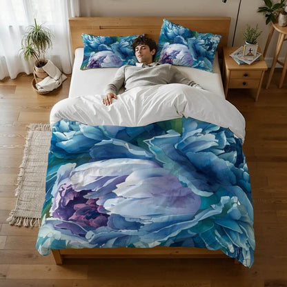 Komplettes Bettwäscheset aus 90GSM Polyester mit blumigem Design, Bettbezug 80x90, auf einem Holzbett präsentiert. Ideal für alle Jahreszeiten.