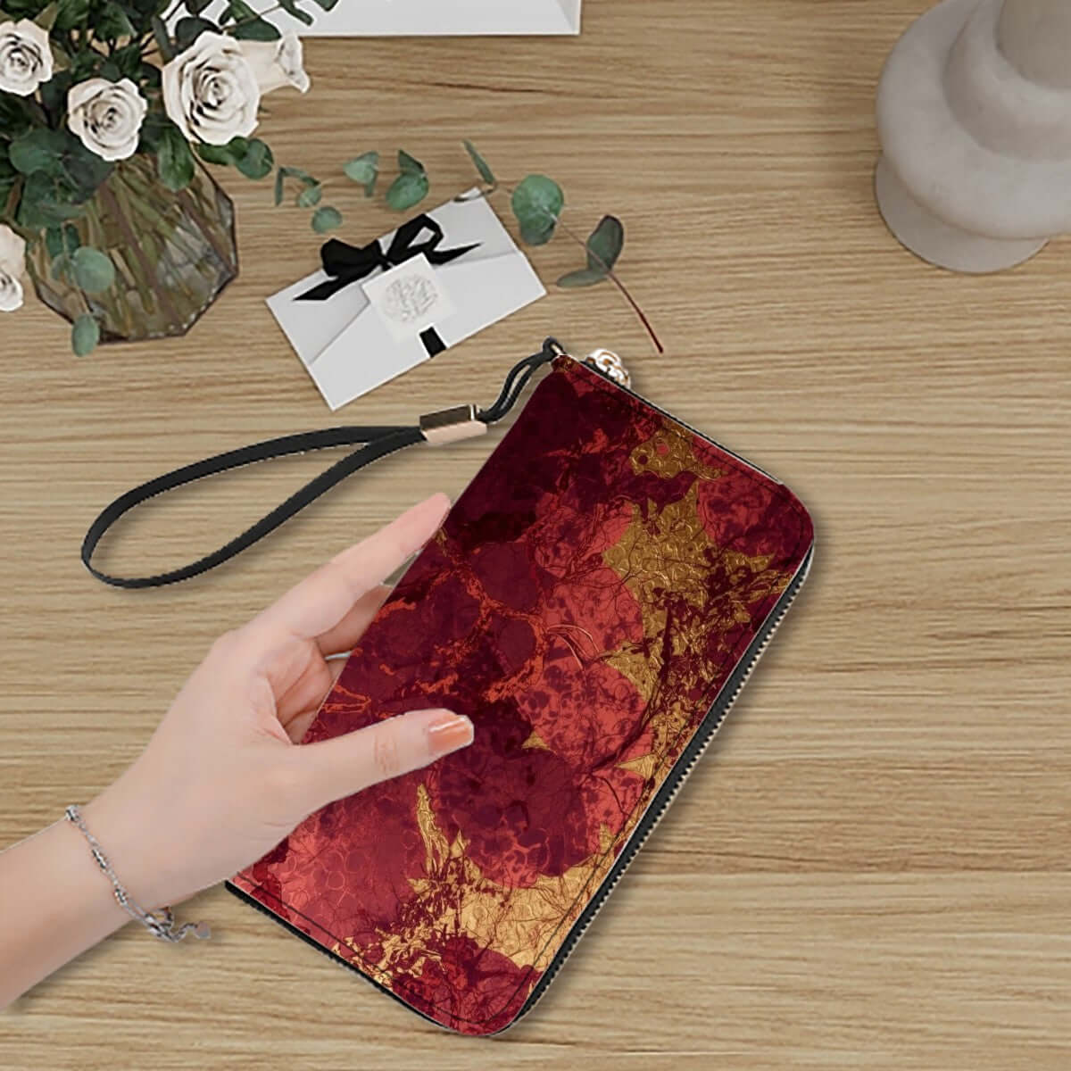 Person holding Clutch Wallet for Women made of PU with floral design, showcasing large capacity and multiple card slots, Clutch-Geldbörse für Damen