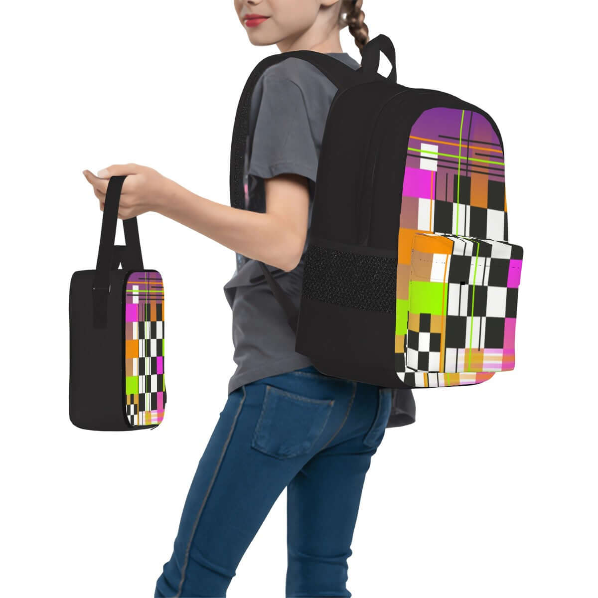 Mädchen trägt 3er-Set Taschen (Oxford-Rucksack, Lunchtasche &amp; Federmäppchen) mit buntem Karomuster, Details ansehen