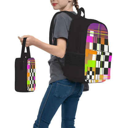 Mädchen trägt 3er-Set Taschen (Oxford-Rucksack, Lunchtasche &amp; Federmäppchen) mit buntem Karomuster, Details ansehen