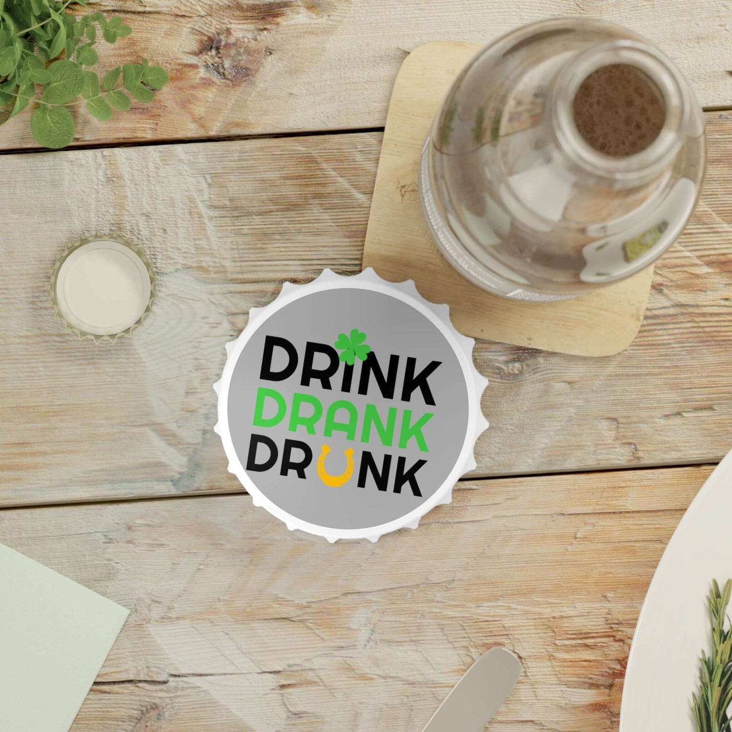 Drink Drank Drunk – St. Patrick’s Flaschenöffner Ein Flaschenöffner, der nicht nur praktisch ist, sondern auch die Stimmung hebt. Mit seinem witzigen „Drink Drank Drunk“-Design ist er das ideale Accessoire für St. Patrick’s Day und gesellige Abende.  Desi