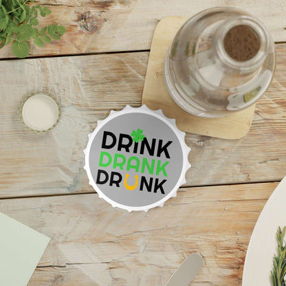 Drink Drank Drunk – St. Patrick’s Flaschenöffner Ein Flaschenöffner, der nicht nur praktisch ist, sondern auch die Stimmung hebt. Mit seinem witzigen „Drink Drank Drunk“-Design ist er das ideale Accessoire für St. Patrick’s Day und gesellige Abende.  Desi