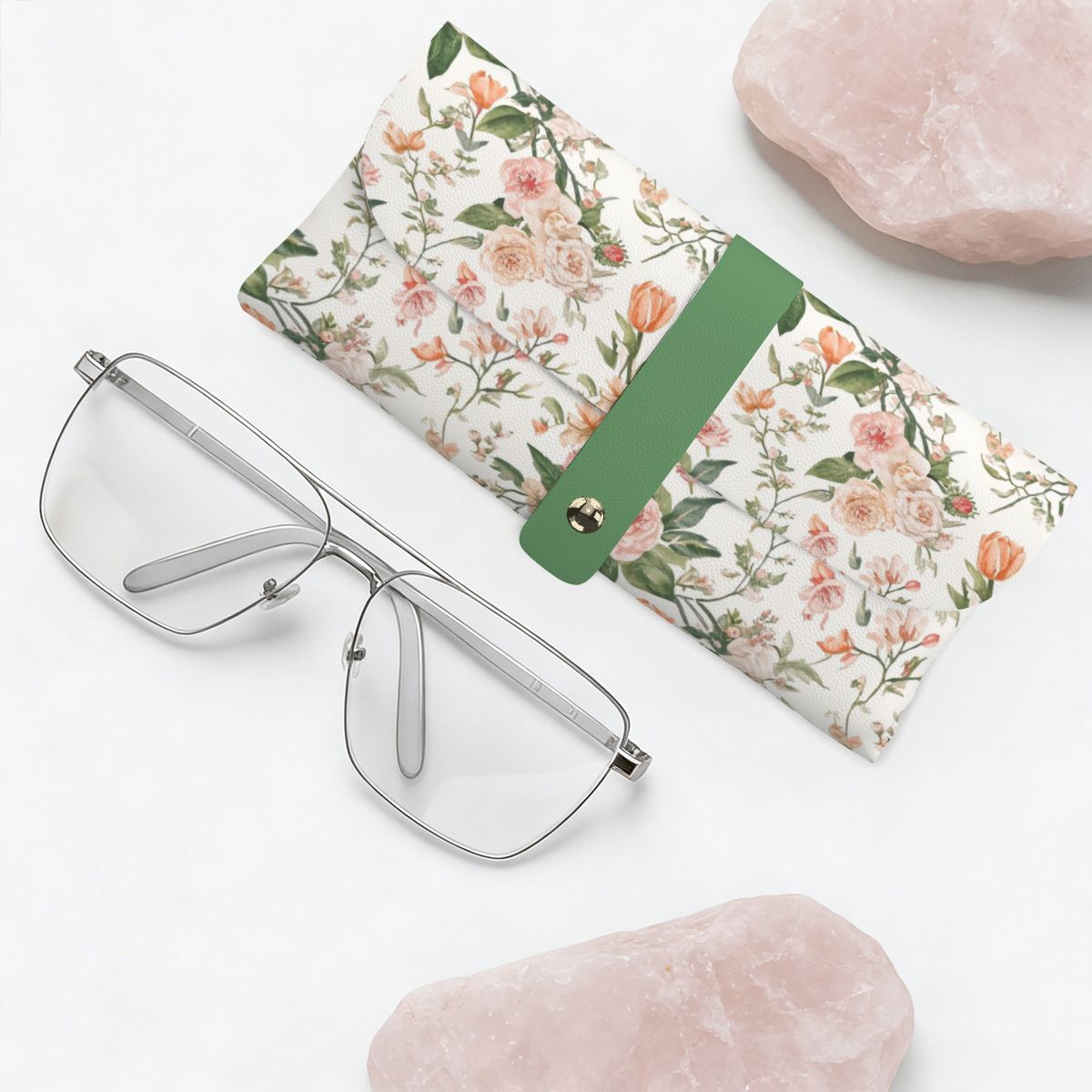 Brillenetui aus PU-Leder mit floralem Design und Brille auf weißem Hintergrund