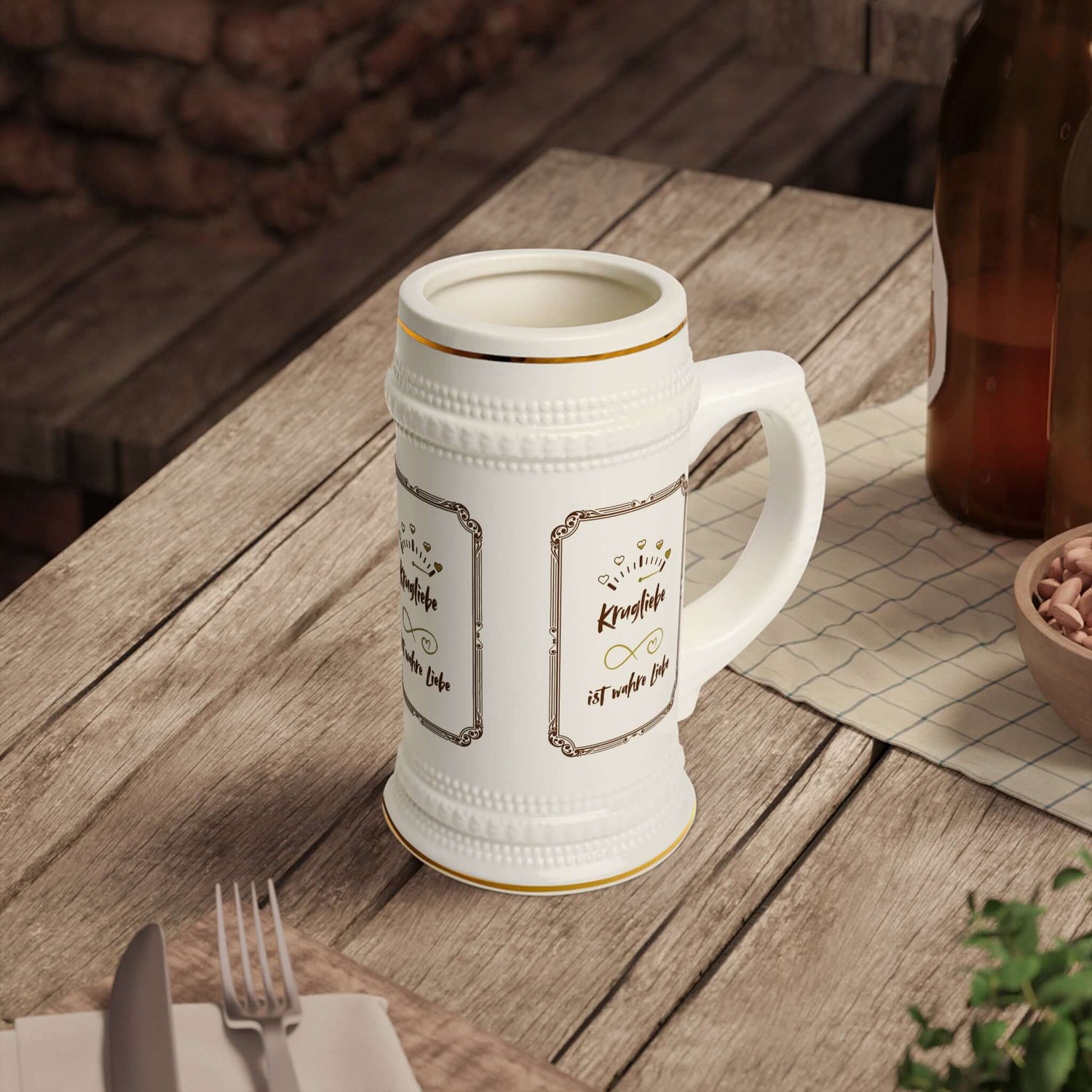 Beer Stein Krug Krug Liebe ist wahre Liebe - 650 ml ceramic stein on rustic table, white with gold trim, perfect for men