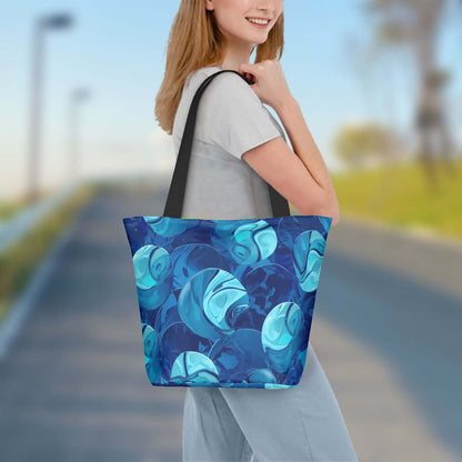 Frau trägt eine blaue Schultertasche zum Einkaufen aus Polyester auf der Straße, ideal für Damen, Größe 11"x7"x13".