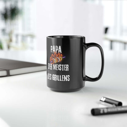 Kaffeetasse – „Papa Der Meister Des Grillens“ Eine Tasse, die nicht nur praktisch ist, sondern auch eine humorvolle Botschaft vermittelt. Mit dem Spruch „Papa Der Meister Des Grillens“ wird sie zum perfekten Geschenk für alle Grillmeister.  Design: Auffäl