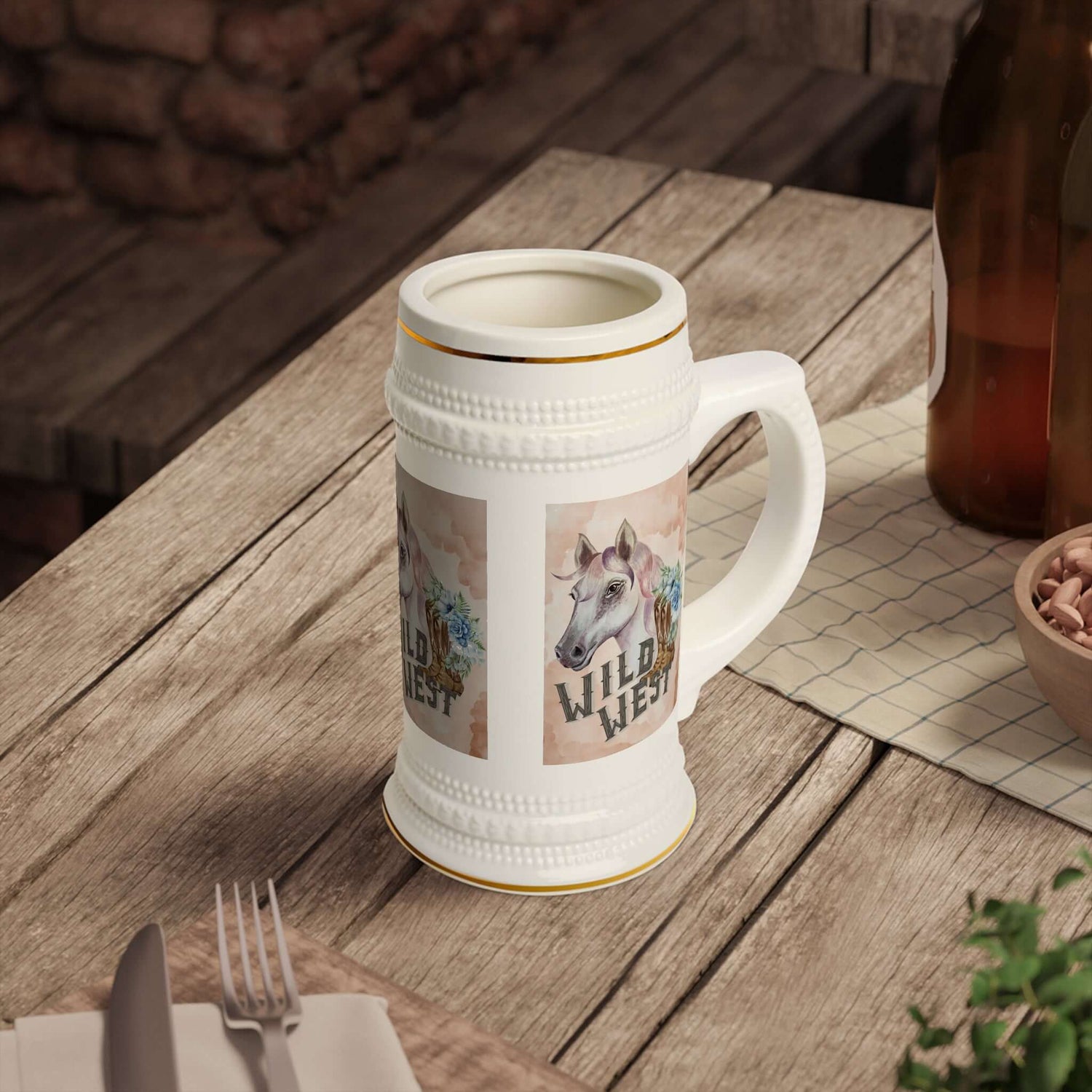 Bierkrug mit Pferdemotiv Ein Bierkrug, der nicht nur praktisch ist, sondern auch mit einem eleganten Pferdemotiv begeistert. Perfekt für Reitsport-Fans, Pferdeliebhaber oder als originelles Geschenk.  Design: Stilvolles Pferdemotiv – dynamisch, edel und a