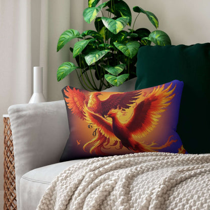 Lendenkissen mit Phönix Motiv zum Kuscheln auf einem Sofa, zeigt goldene und rote Phönixe mit blauen Rändern, dekoriert mit Pflanzen im Hintergrund.