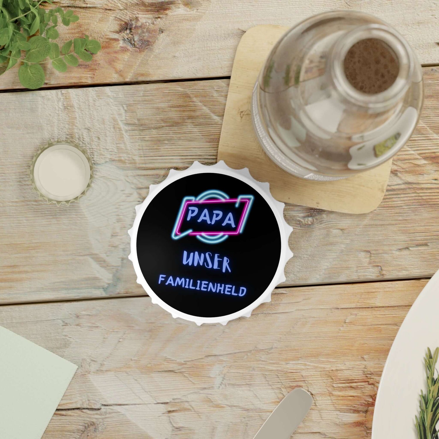 Flaschenöffner – „Papa Unser Familienheld“ Ein Flaschenöffner, der nicht nur praktisch ist, sondern auch eine liebevolle Botschaft vermittelt. Mit dem Spruch „Papa Unser Familienheld“ wird er zum perfekten Geschenk, das Wertschätzung und Humor vereint.  D