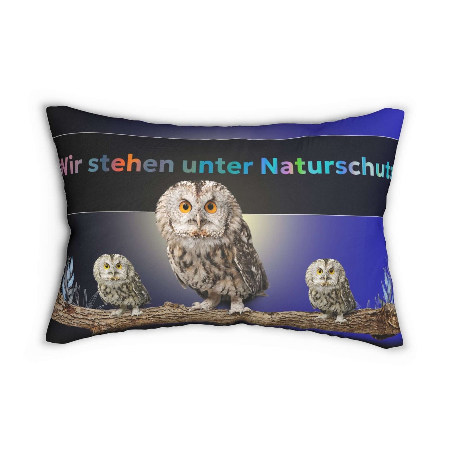 Lendenkissen – Akzentkissen Eulenmotiv mit Eulen auf Ast, nachtblauer Hintergrund und Schriftzug „Wir stehen unter Naturschutz“.