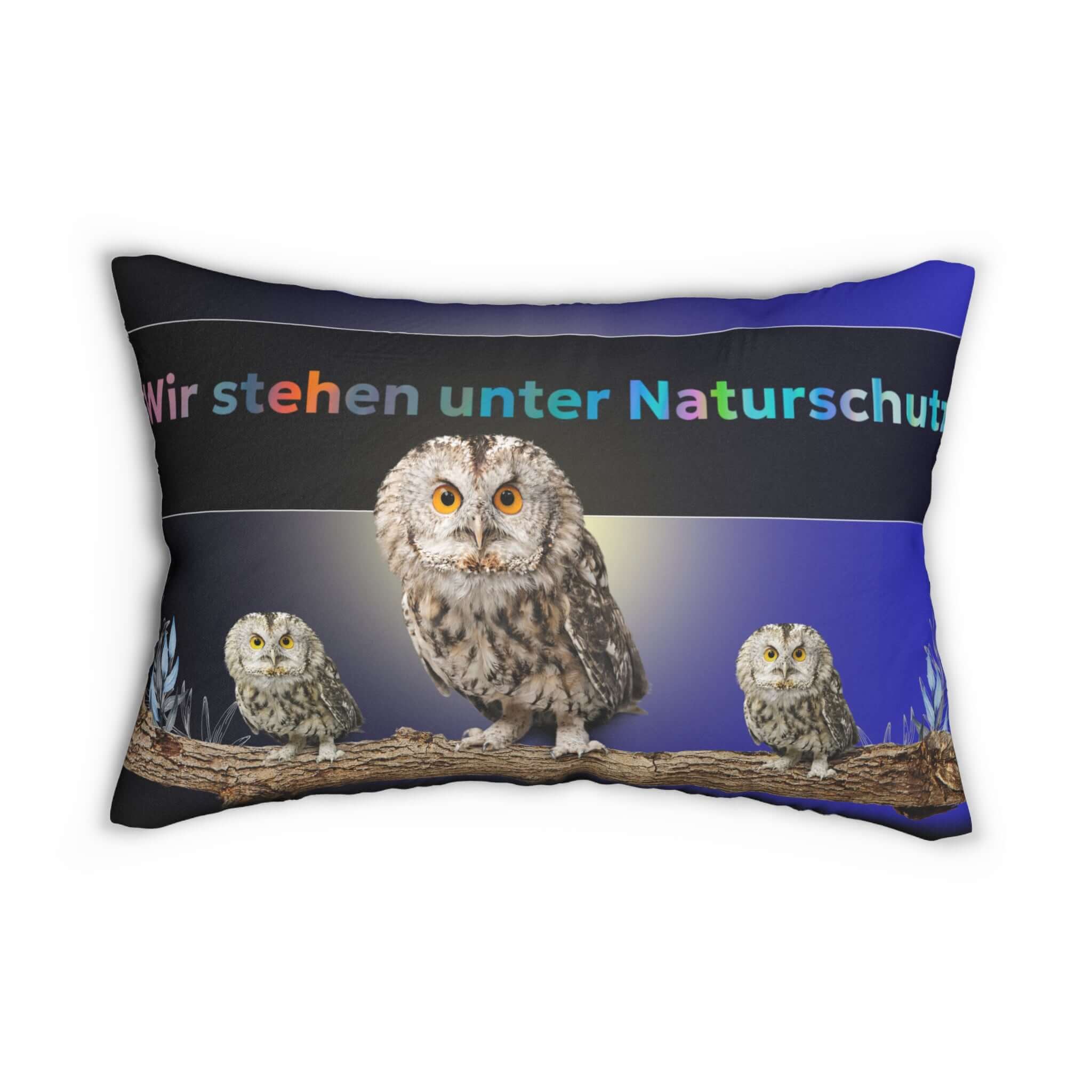Lendenkissen – Akzentkissen Eulenmotiv mit Eulen auf Ast, nachtblauer Hintergrund und Schriftzug „Wir stehen unter Naturschutz“.