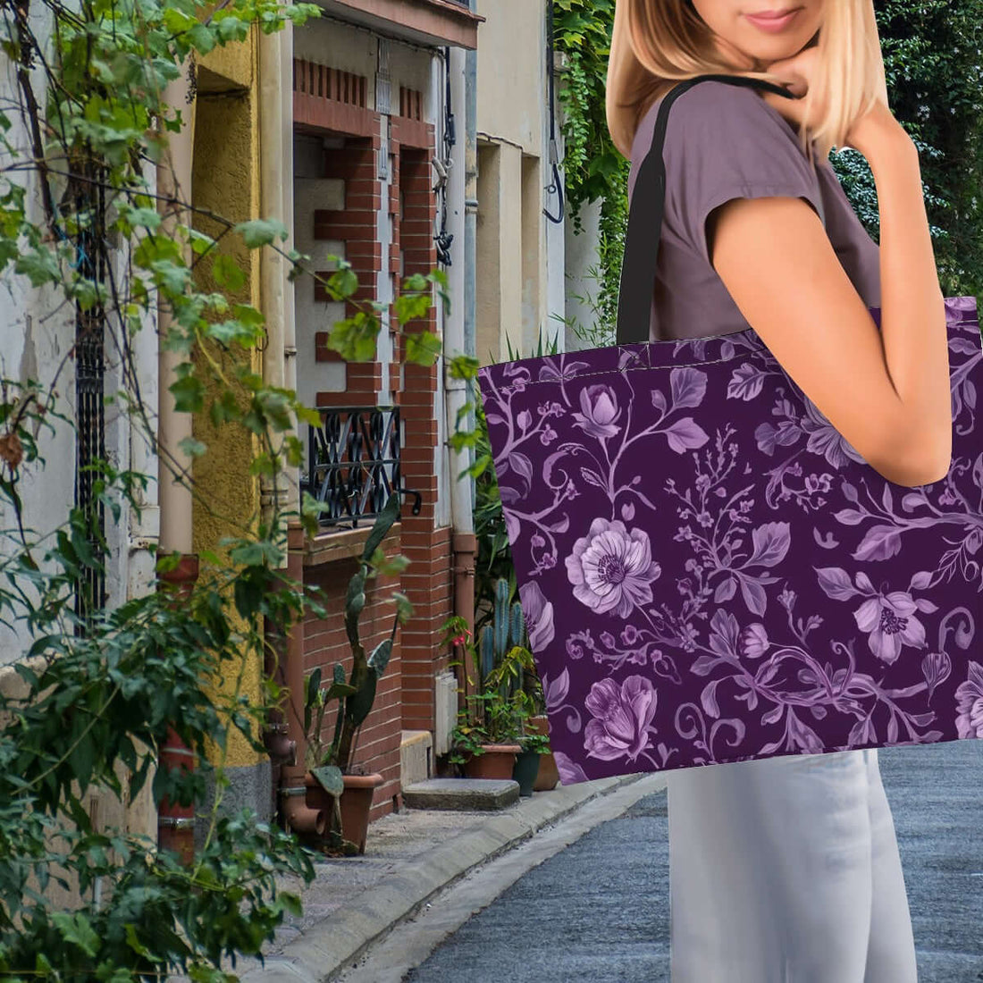 Große Schultertasche für Damen in lila mit floralem Muster aus 100% Polyester, getragen von Frau auf städtischer Straße.