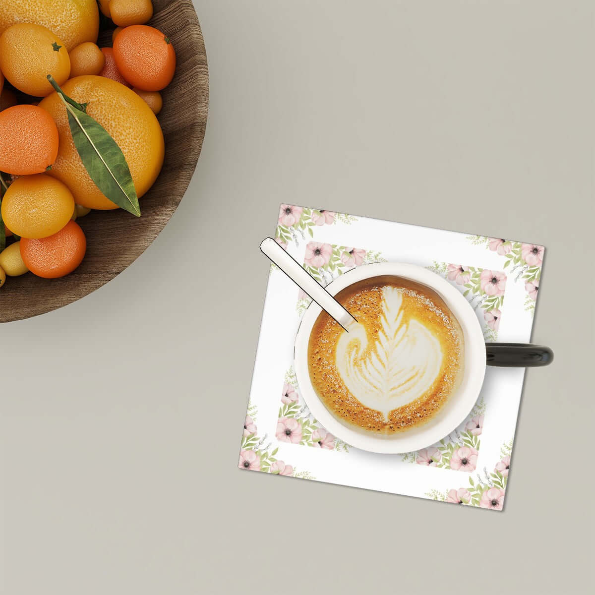 Kaffee auf quadratischem Keramikuntersetzer, Teil des 6er Sets "Quadratische Keramikuntersetzer, 6 Stück", mit blumigem Design