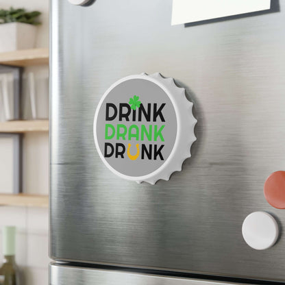 Drink Drank Drunk – St. Patrick’s Flaschenöffner Ein Flaschenöffner, der nicht nur praktisch ist, sondern auch die Stimmung hebt. Mit seinem witzigen „Drink Drank Drunk“-Design ist er das ideale Accessoire für St. Patrick’s Day und gesellige Abende.  Desi