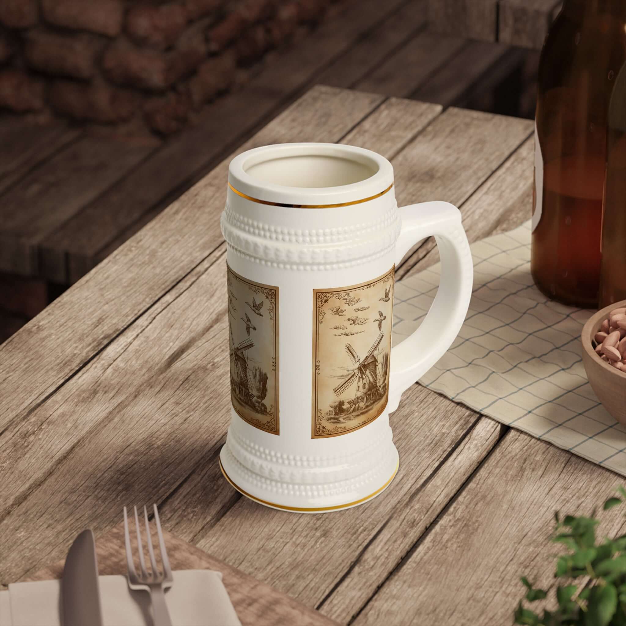 Bierkrug mit Windmühlenmotiv für Bierliebhaber Ein Bierkrug, der nicht nur zum Trinken einlädt, sondern auch eine Geschichte erzählt. Das Windmühlenmotiv verleiht ihm einen besonderen Charme und macht ihn zu einem dekorativen Highlight:  Design: Detailrei