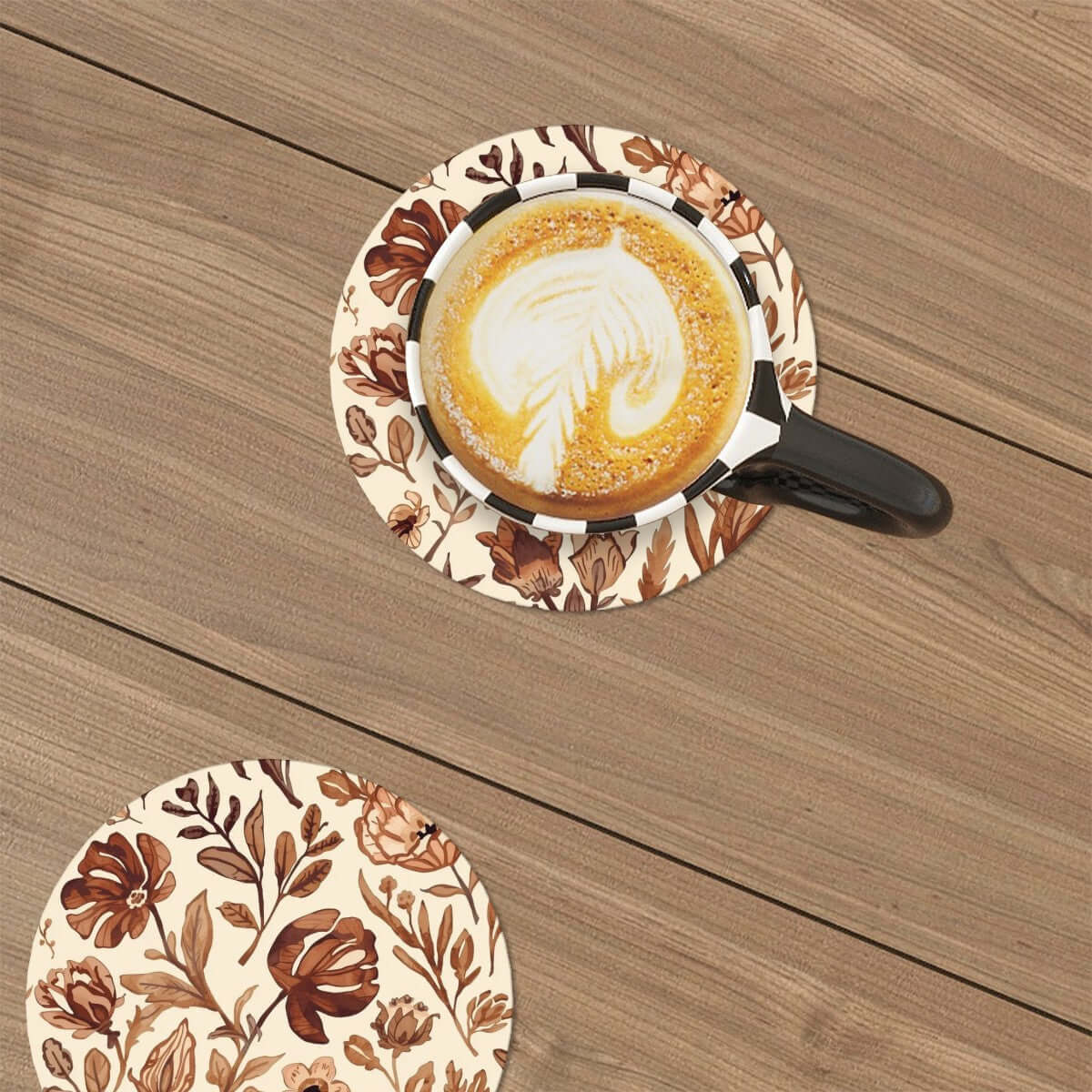 Runde Keramikuntersetzer, 6er-Set mit floralem Design und Kaffeetasse auf Holzuntergrund.