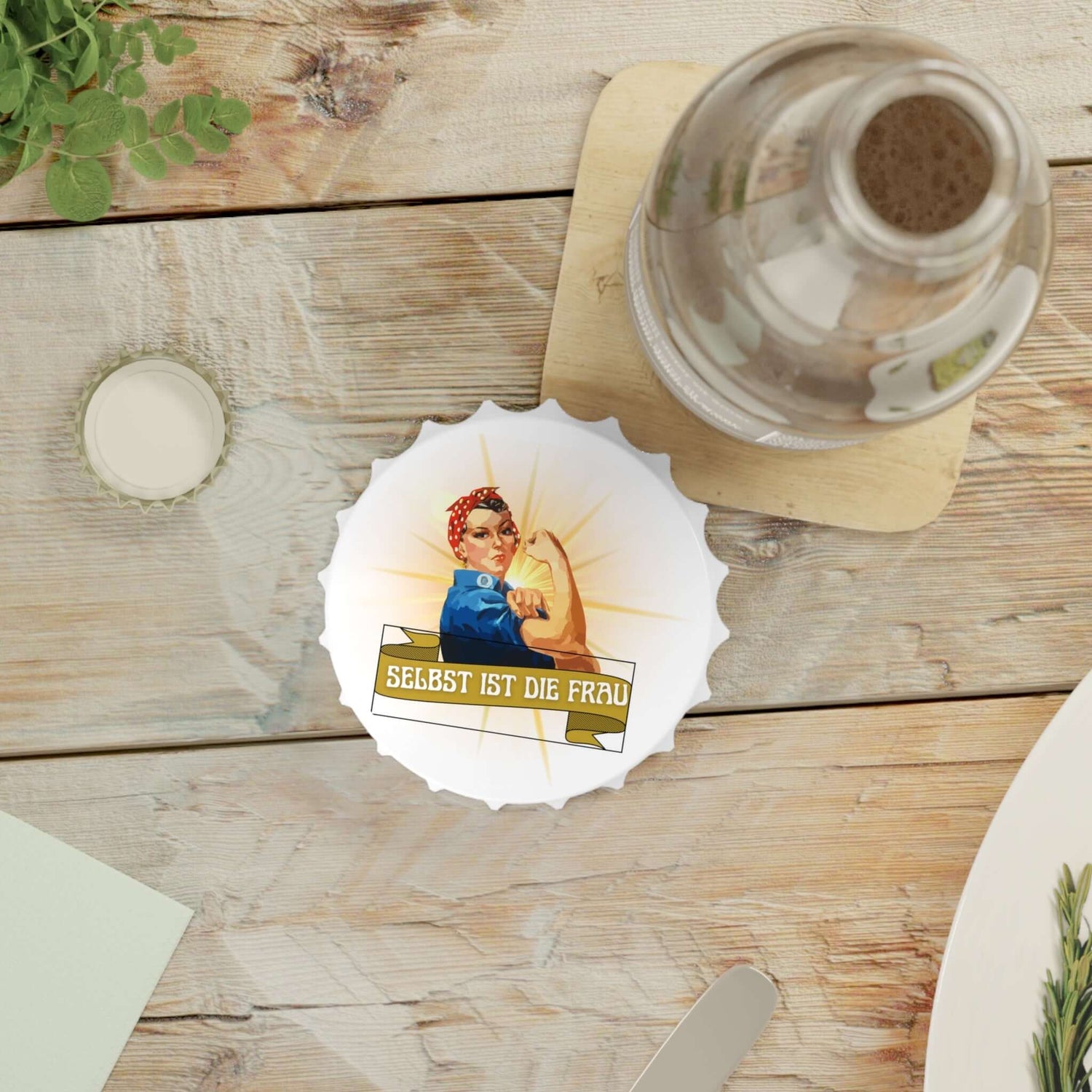 Flaschenöffner – „Selbst ist die Frau“ Ein Flaschenöffner, der nicht nur praktisch ist, sondern auch eine klare Botschaft vermittelt. Mit dem Spruch „Selbst ist die Frau“ wird er zum starken Statement-Accessoire für selbstbewusste Frauen.  Design: Humorvo