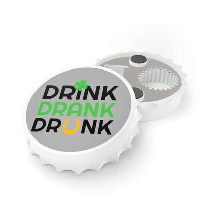 Drink Drank Drunk – St. Patrick’s Flaschenöffner Ein Flaschenöffner, der nicht nur praktisch ist, sondern auch die Stimmung hebt. Mit seinem witzigen „Drink Drank Drunk“-Design ist er das ideale Accessoire für St. Patrick’s Day und gesellige Abende.  Desi