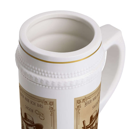 Bierkrug – „Hier hab ich das sagen“ Ein Bierkrug, der nicht nur praktisch ist, sondern auch eine klare Botschaft vermittelt. Mit dem Spruch „Hier hab ich das sagen“ wird er zum humorvollen Accessoire und idealen Geschenk für selbstbewusste Bierliebhaber. 