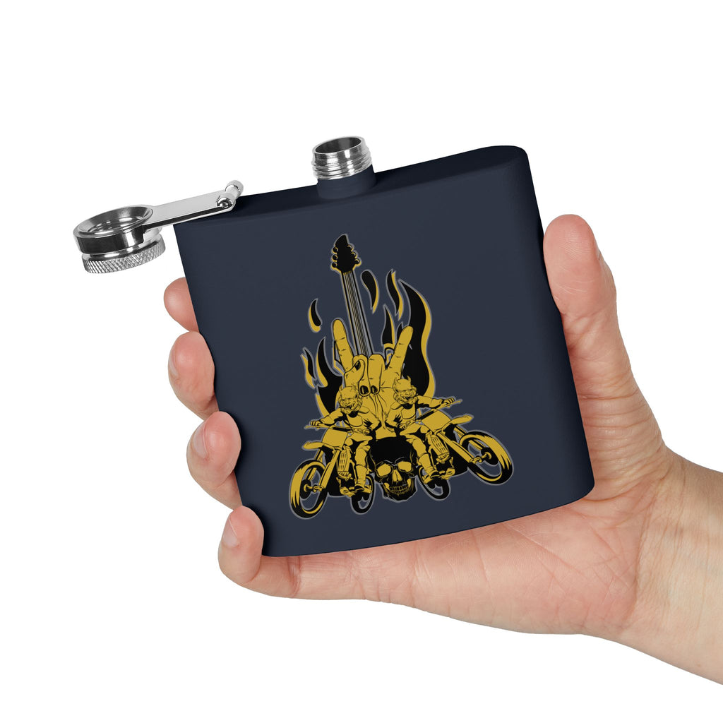 Edelstahl-Flachmann mit Rock 'n' Roll-Motiv Totenkopf- und Gitarren-Design      Dunkelblau  in der Hand