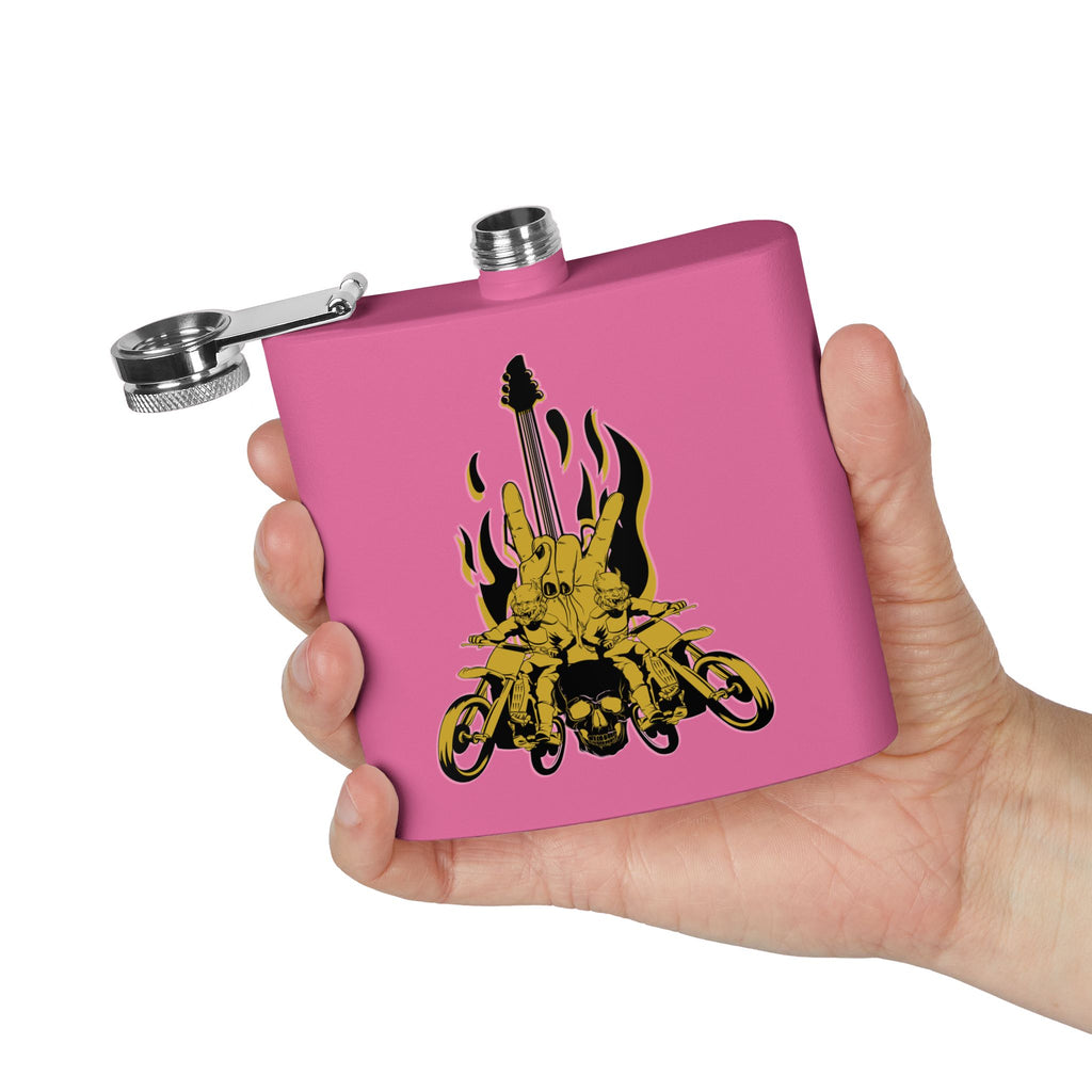 Edelstahl-Flachmann mit Rock 'n' Roll-Motiv Totenkopf- und Gitarren-Design      pink in der Hand