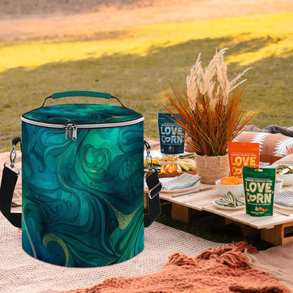 Camping-Kühltasche - tragbare, isolierte, wasserdichte Kühltasche auf Picknickdecke neben Snacks auf Tisch im Freien