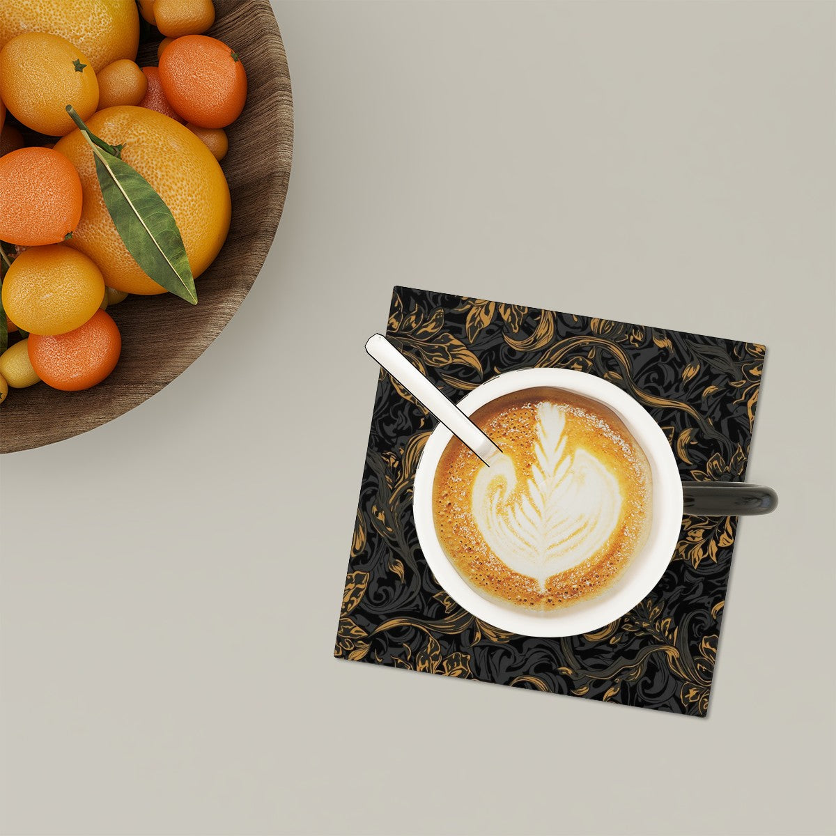 Quadratische Keramikuntersetzer, 6 Stück, mit elegantem Muster, ideal für Getränkeunterlagen, abgebildet mit Cappuccino und Obstschale.