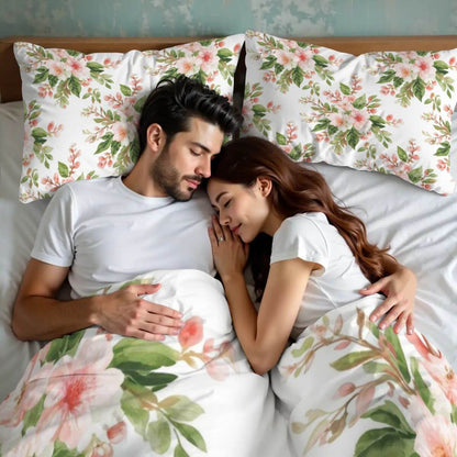 Paar schläft unter Queen-Bettwäsche-Set aus 90GSM Polyester mit Blumendesign, zeigt Komfort und Stil.