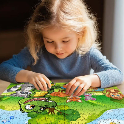 Kind macht ein 500-teiliges Holzpuzzle (horizontal) mit buntem Tiermotiv, fördert Kreativität und Konzentration.