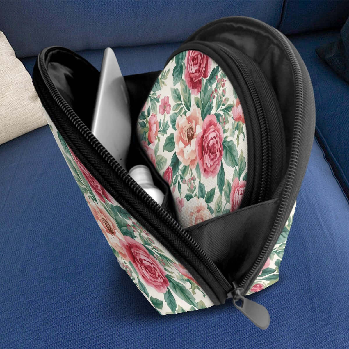 Aufbewahrungsbeutel-Set (2 Stück) in floralem Design mit sublimiertem Druck, geöffnet auf einem blauen Sofa, zeigt großen Stauraum