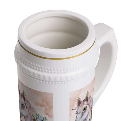 Bierkrug mit Pferdemotiv Ein Bierkrug, der nicht nur praktisch ist, sondern auch mit einem eleganten Pferdemotiv begeistert. Perfekt für Reitsport-Fans, Pferdeliebhaber oder als originelles Geschenk.  Design: Stilvolles Pferdemotiv – dynamisch, edel und a